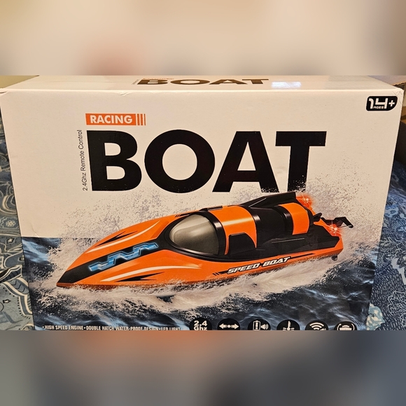 Racing Remote Control Speed Boat - Picture 1 of 4